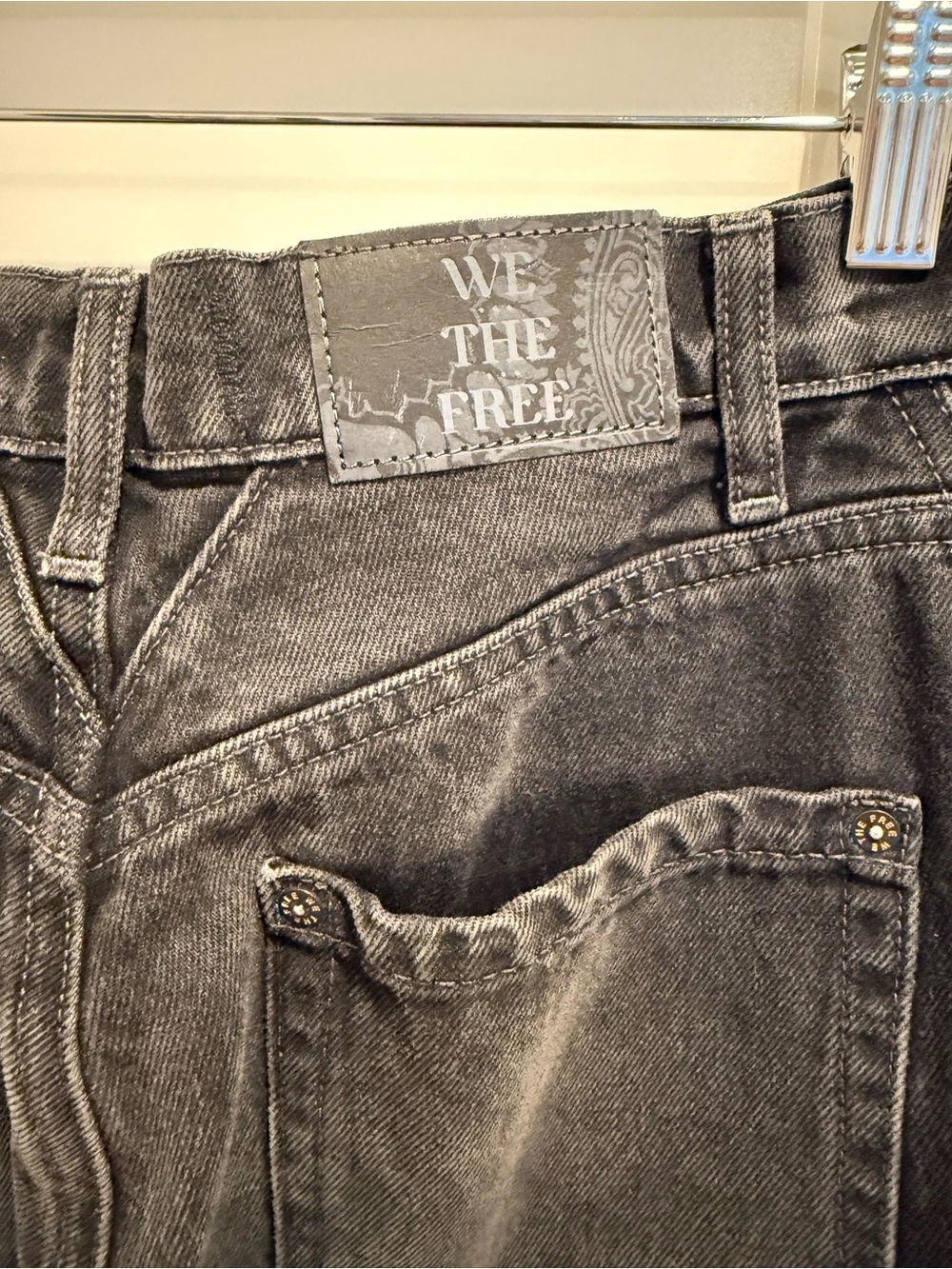 WE THE FREE Olsen Cuffed Cropped Barrel Jeans in Black Wash size 26 - Picture 9 of 14